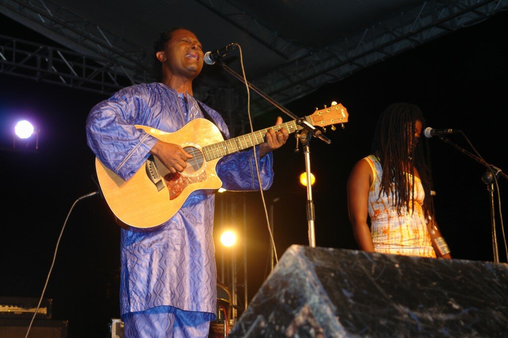 Lokua Kanza on stage